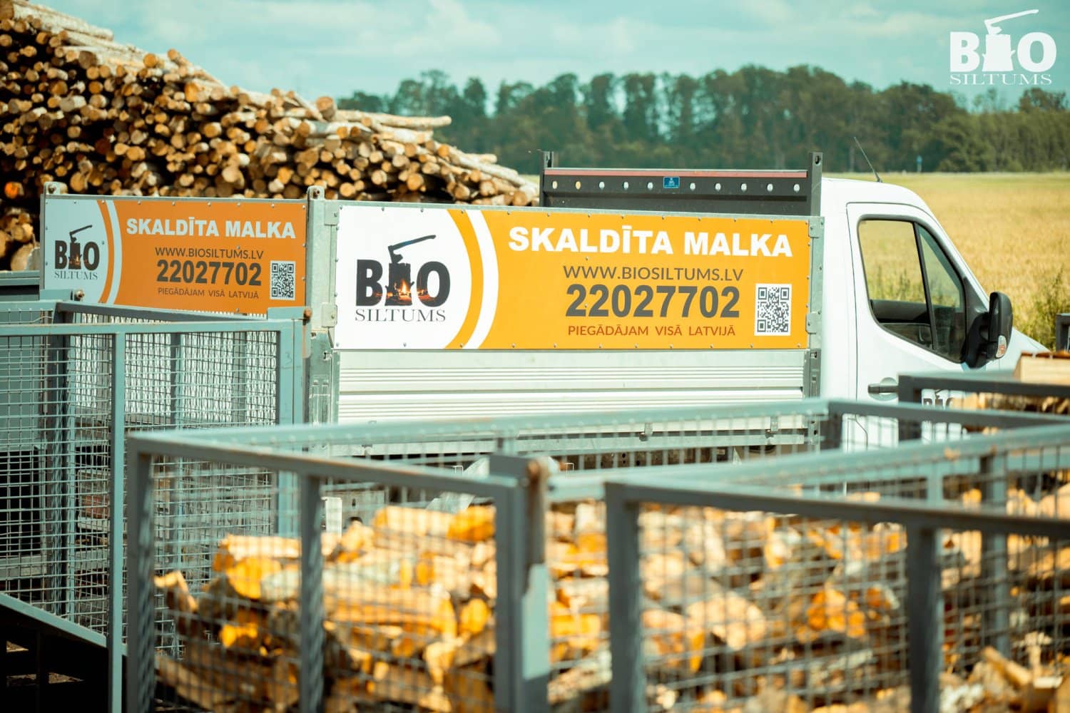 Kravas auto dizains uz kompozītplāksnēm – skaldīta malka.