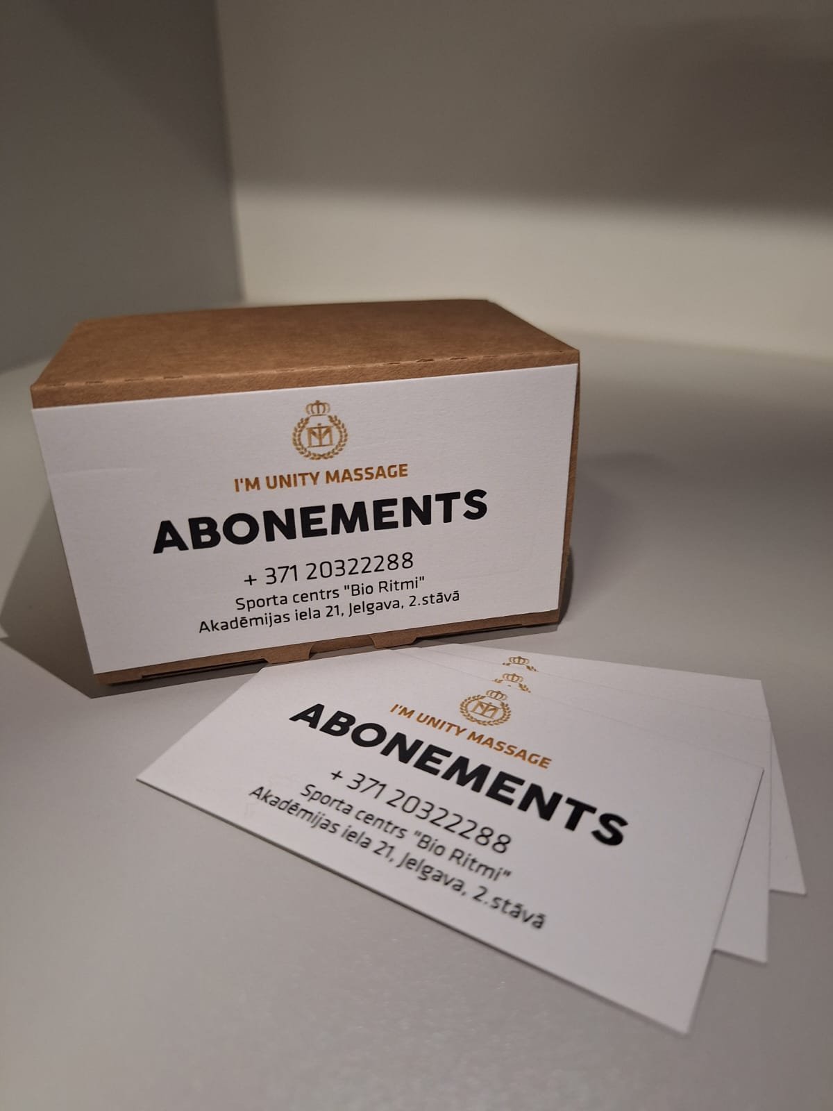 Uzņēmuma kontaktinformācija uz vizītkartes.