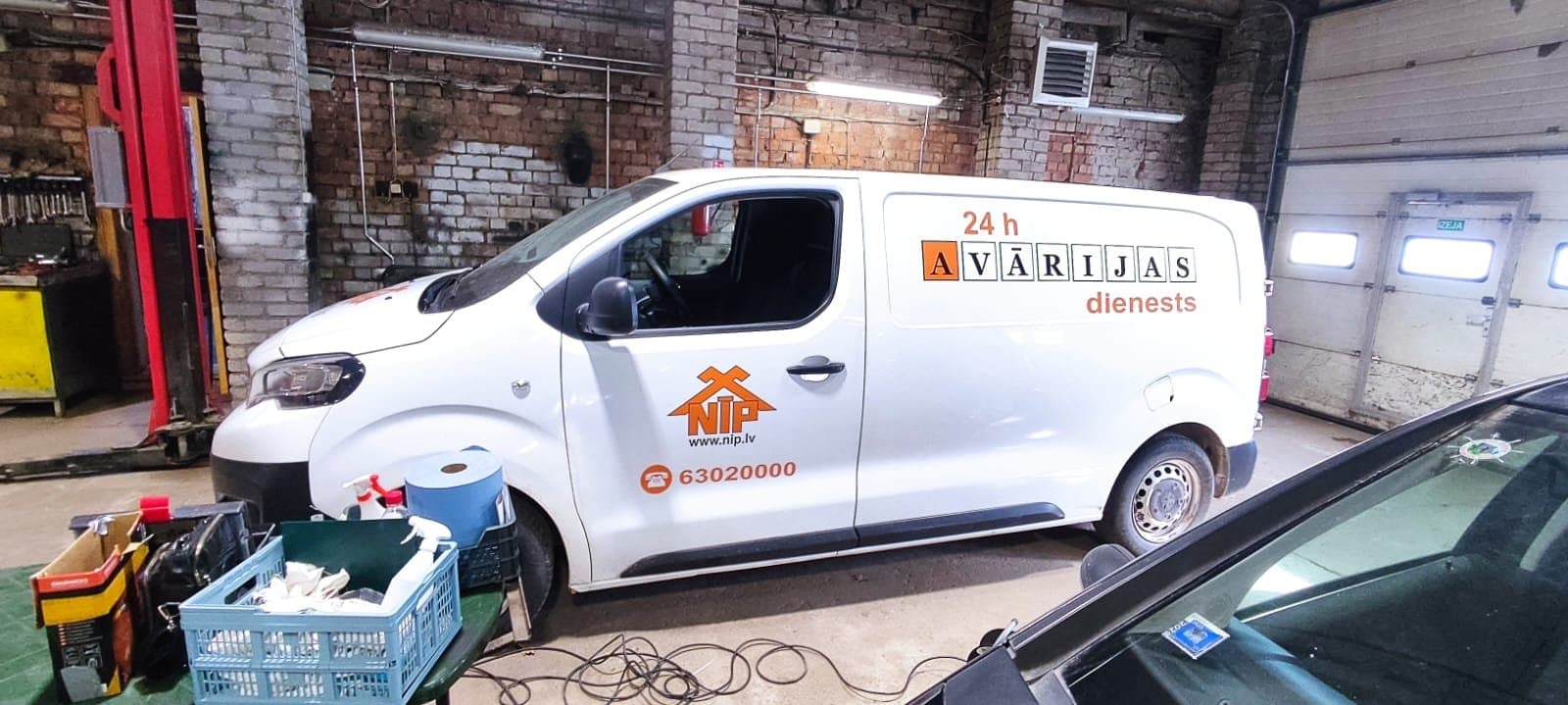 Reklāma uz NIP automašīnas.