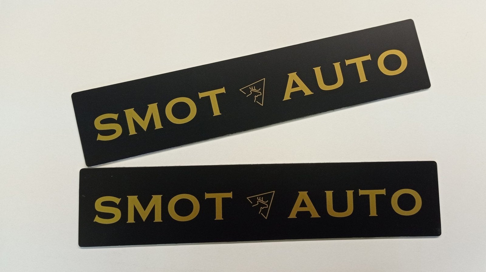 Auto numura zīme ar uzņēmuma nosaukumu