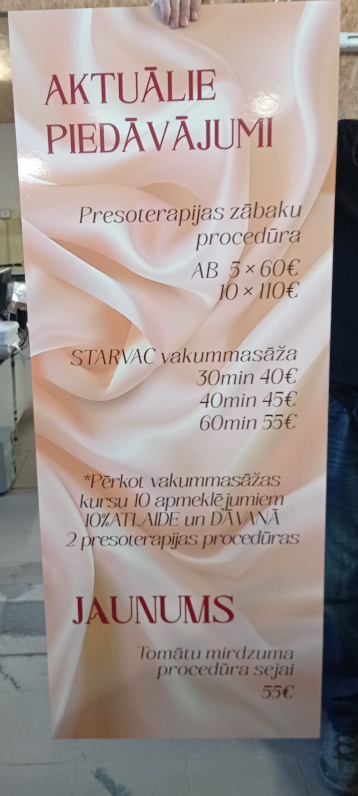 Piedāvājumu un cenu informācija uz plāksnes.