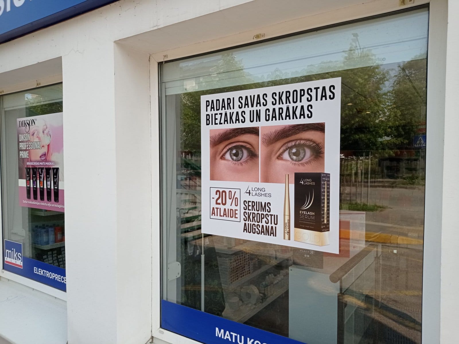 Mēneša akcijas uz veikala logiem.