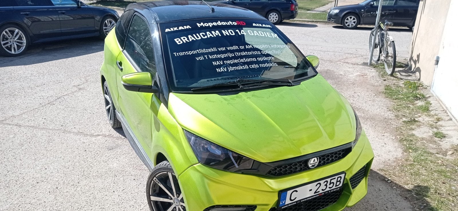 Izstādes auto ar aplīmētiem logiem