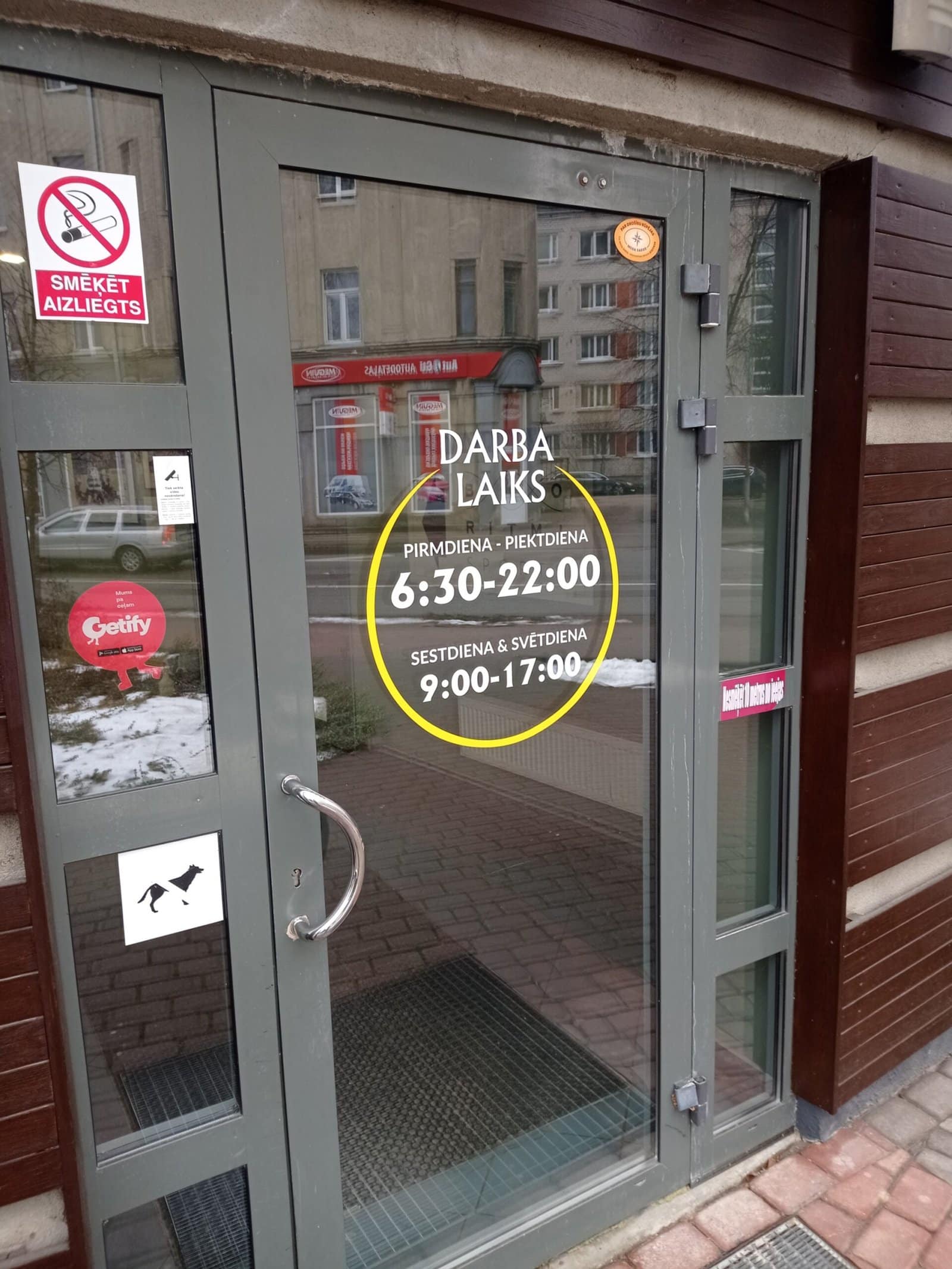 Darba laiks uz durvīm.