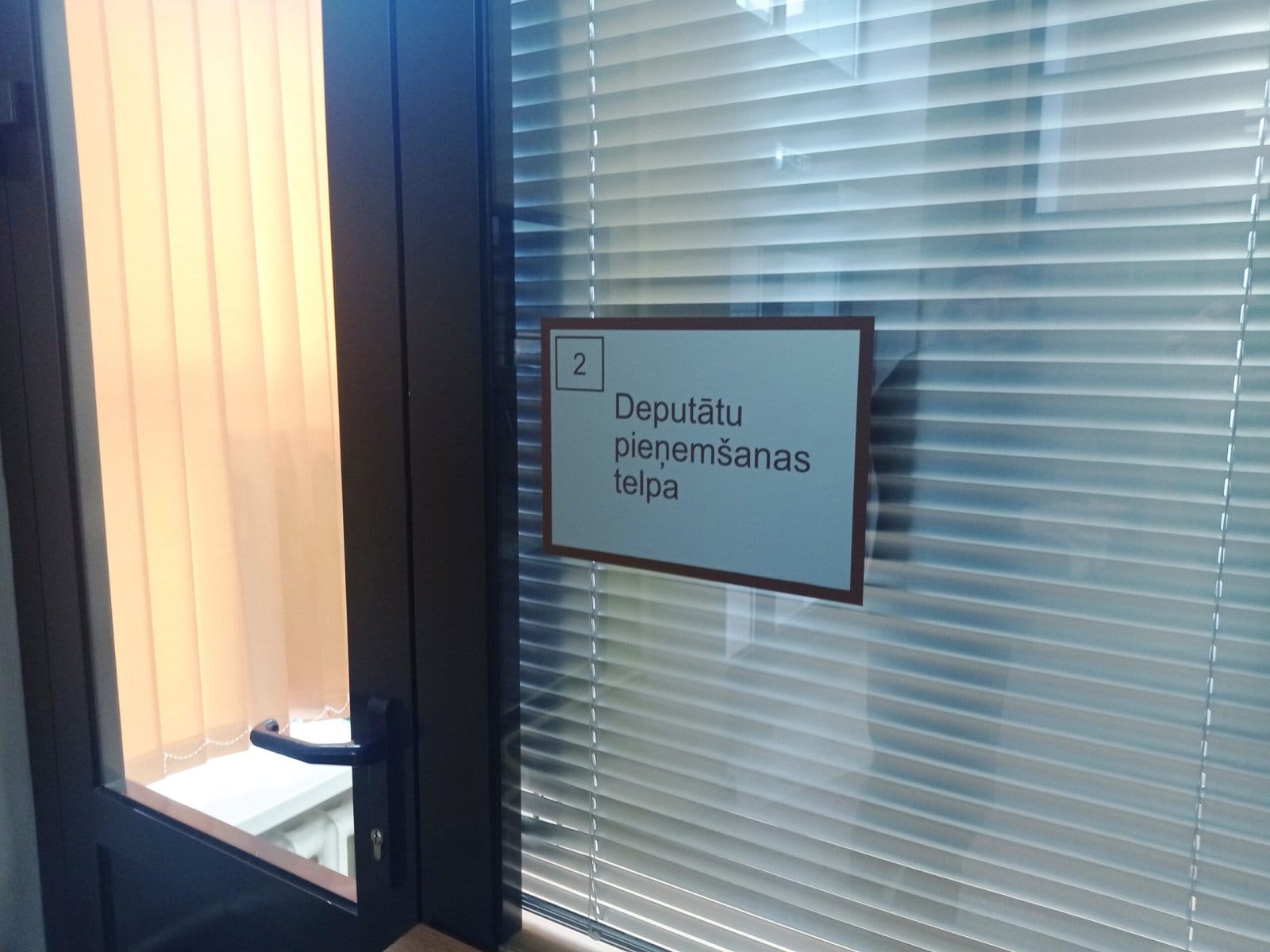 Info plāksne Domās telpai.