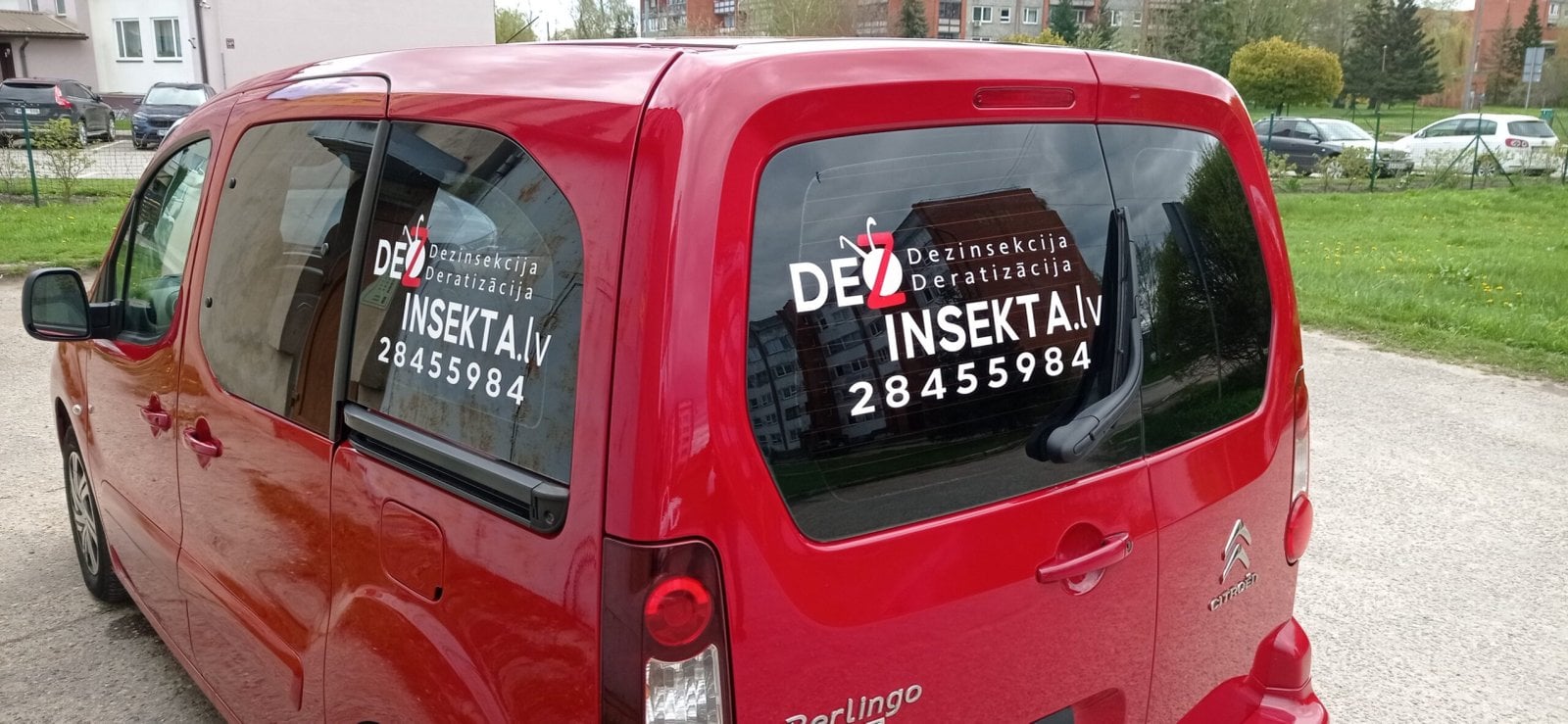 Auto aplīmēšana ar drukātu reklāmas plēvi