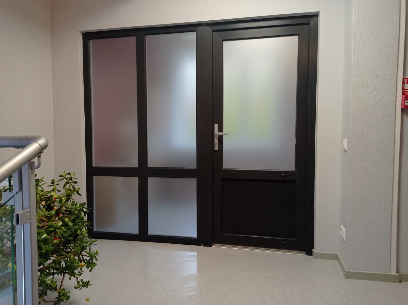 Stikla durvju aplīmēšana ar matētu plēvi