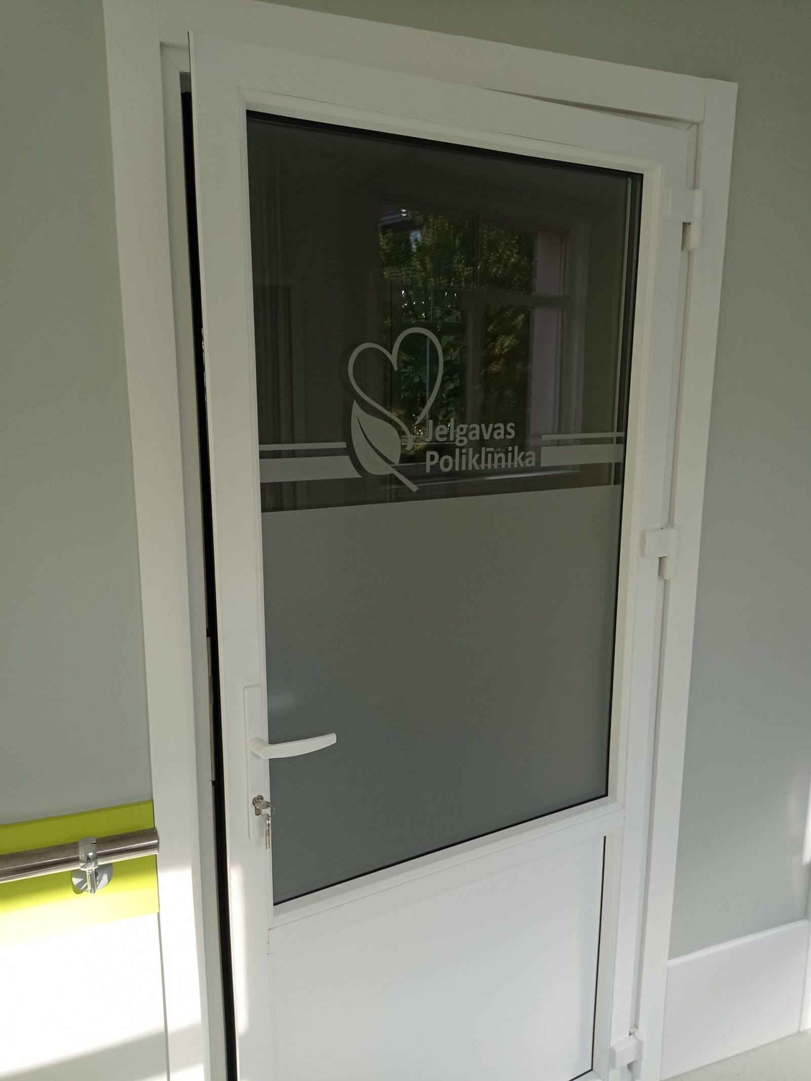 Klīnikas durvju aplīmēšana Jelgavā
