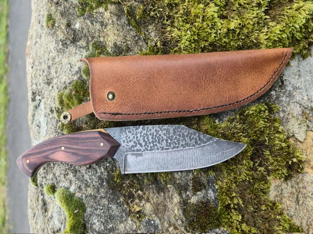 couteau-artisanal-etuis-en-cuir-avant