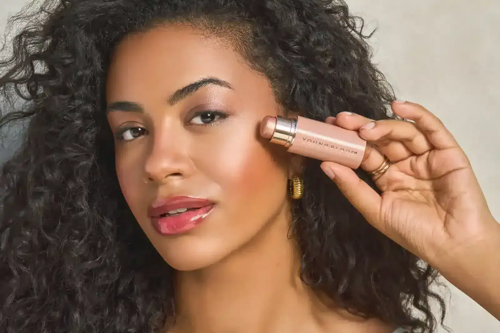 Model met Youngblood blush stick