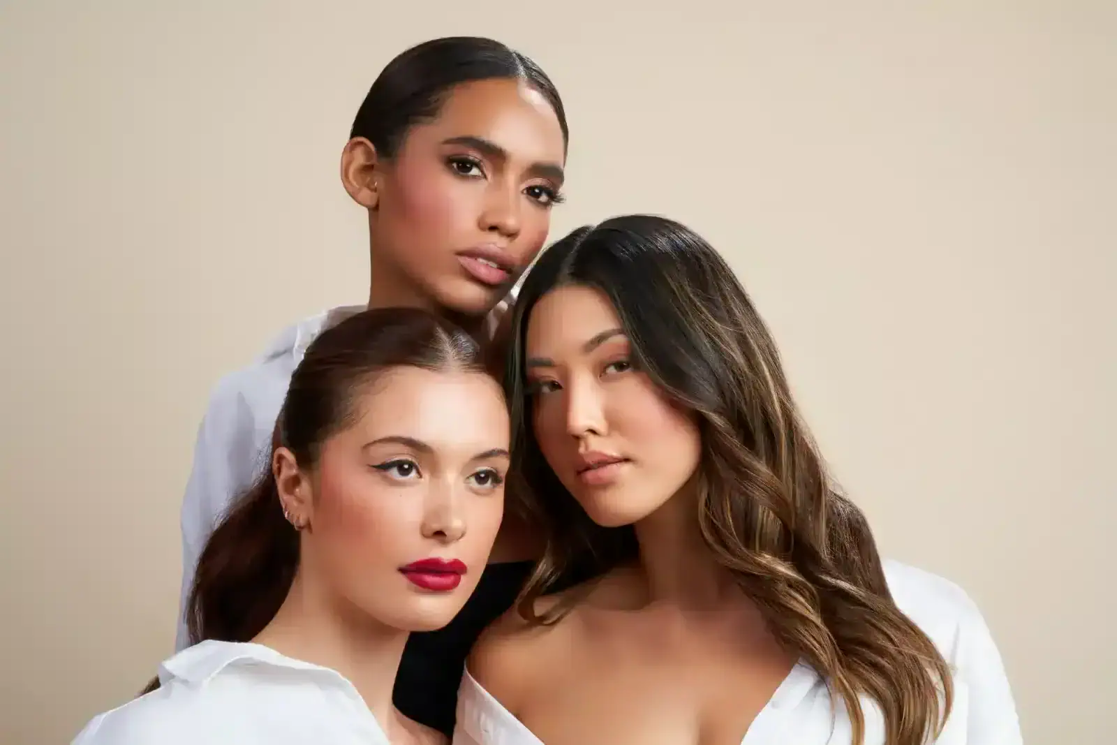 Drie modellen met Youngblood minerale foundation