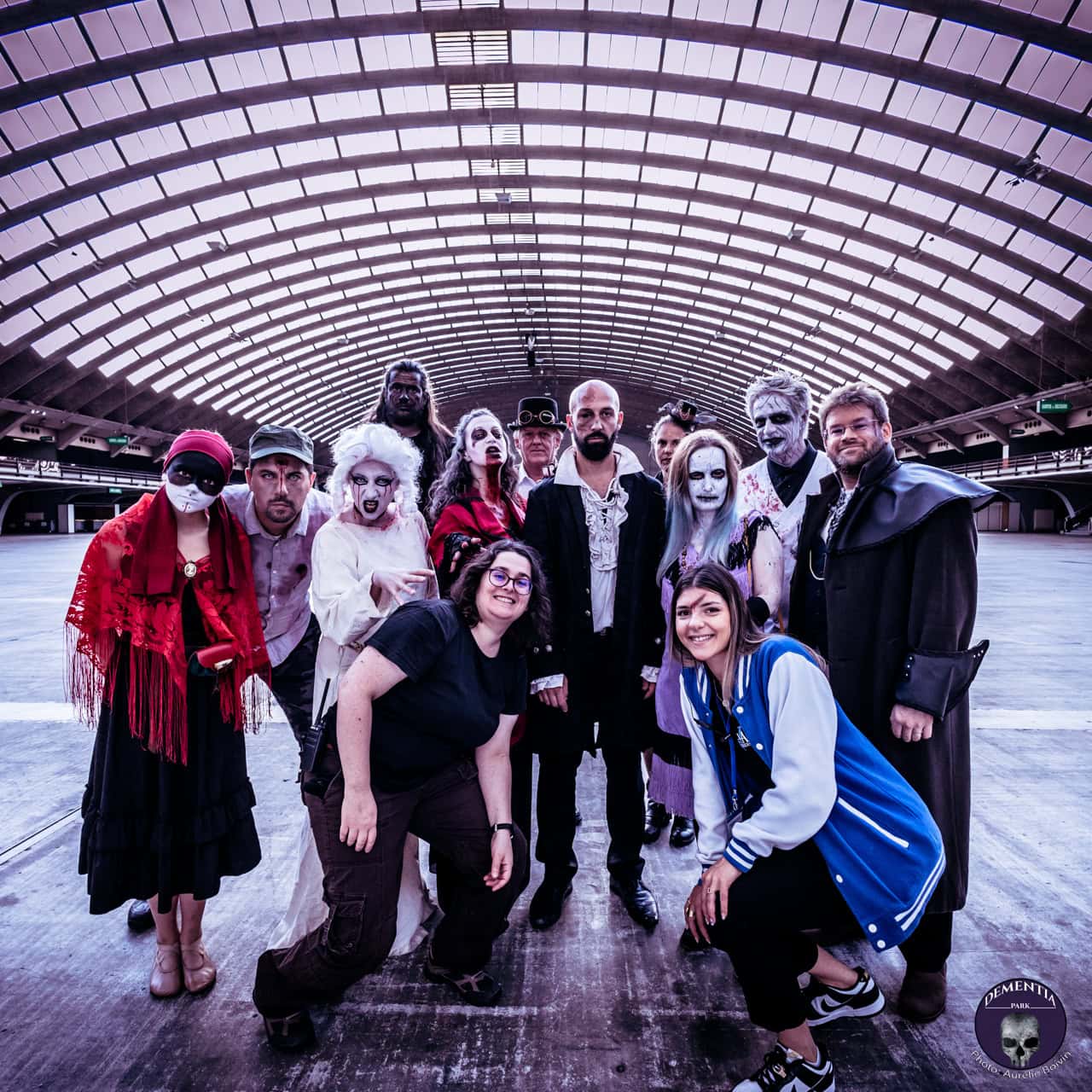 l'équipe d'halloween 2022 de la villa des légendes avec tous les monstres