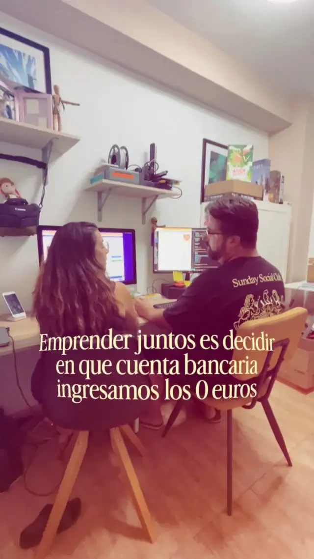 “El valor de emprender juntos no se mide en el saldo de una cuenta, sino en la complicidad de mirar un lienzo en blanco y saber exactamente qué queremos pintar. Los números ya llegarán; por ahora, nos sobra equipo, visión y ganas de comernos el mundo. No hay mejor inversión que el talento compartido. ✨”  #emprenderjuntos #librería #emprendedores #parejaemprendedora #lazarigueyadidactica