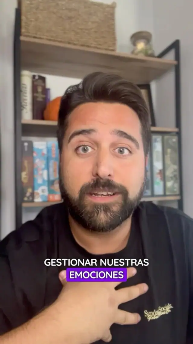 🧠💛 Aprender a reconocer nuestras emociones también es cuidar nuestra salud mental.  Hoy, 10 de octubre, es el Día Mundial de la Salud Mental y queremos recordar lo importante que es acompañar el desarrollo emocional desde la infancia.  Porque sentir alegría, tristeza, miedo, enfado o frustración es parte de crecer. Pero aprender a identificar esas emociones, ponerles nombre y expresarlas no siempre es fácil.  🎲 Por eso hoy os enseñamos Emotio, un juego de mesa de @gamesatomo que nos encanta para trabajar las emociones de una forma divertida y natural.  A través del juego podemos abrir conversaciones, compartir experiencias y crear espacios donde los más pequeños se sientan escuchados y comprendidos.  Y es que la educación emocional no consiste en estar siempre felices, sino en entender que todas las emociones tienen su lugar y aprender qué hacer con ellas. ❤️  En La Zarigüeya Didáctica creemos que jugar también es una forma de aprender, conectar y acompañar.  Podéis encontrar Emotio en nuestra tienda online. (Enlace en la BIO)  ¿Trabajáis las emociones a través del juego en casa o en el aula? ¡Os leemos!  #diamundialdelasaludmental #educacionemocional #emotio #juegosdemesaeducativos #aprenderjugando