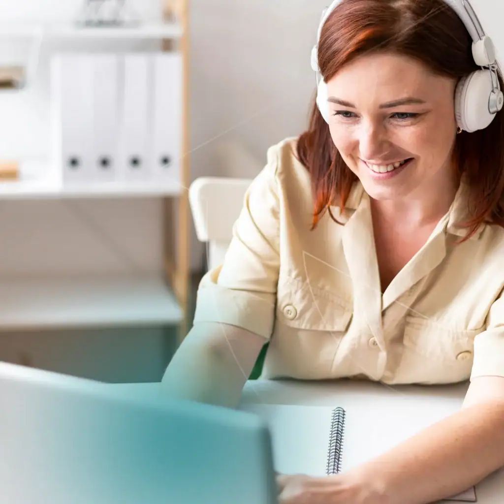 Lächelndes Mädchen, das während einer E-Learning-Sitzung auf einem Laptop tippt