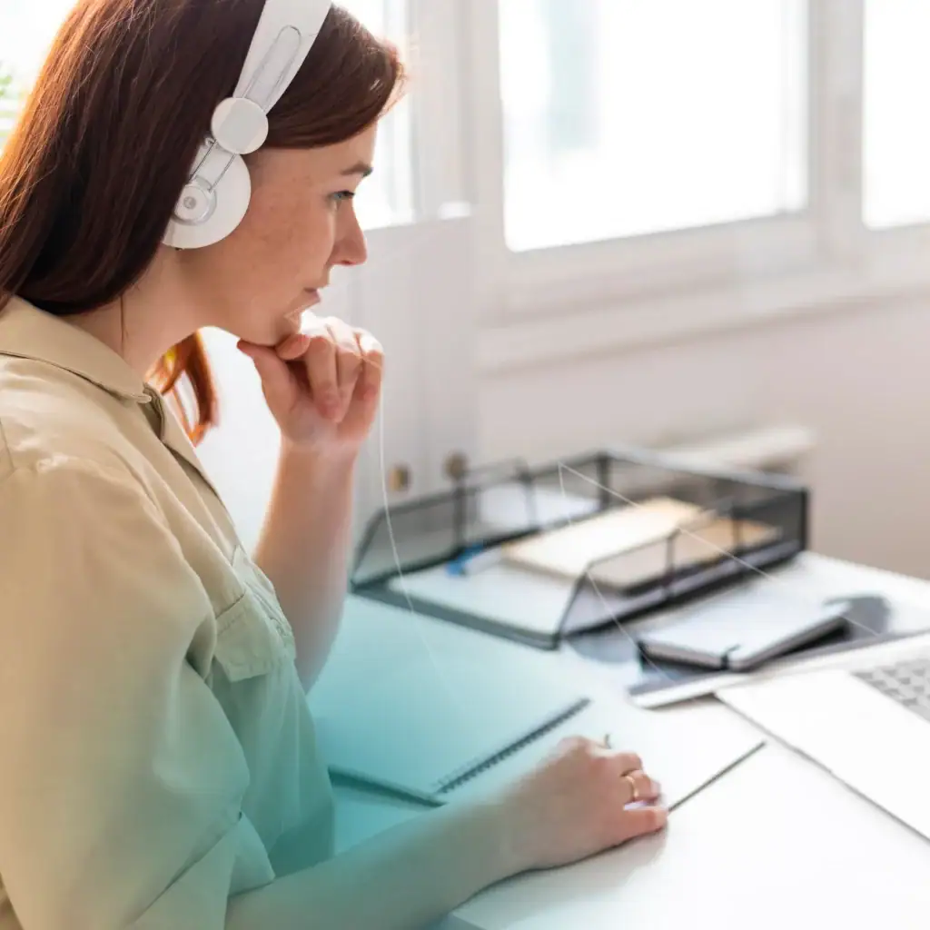 Junges Mädchen konzentriert sich im Büro auf das Online-Lernen