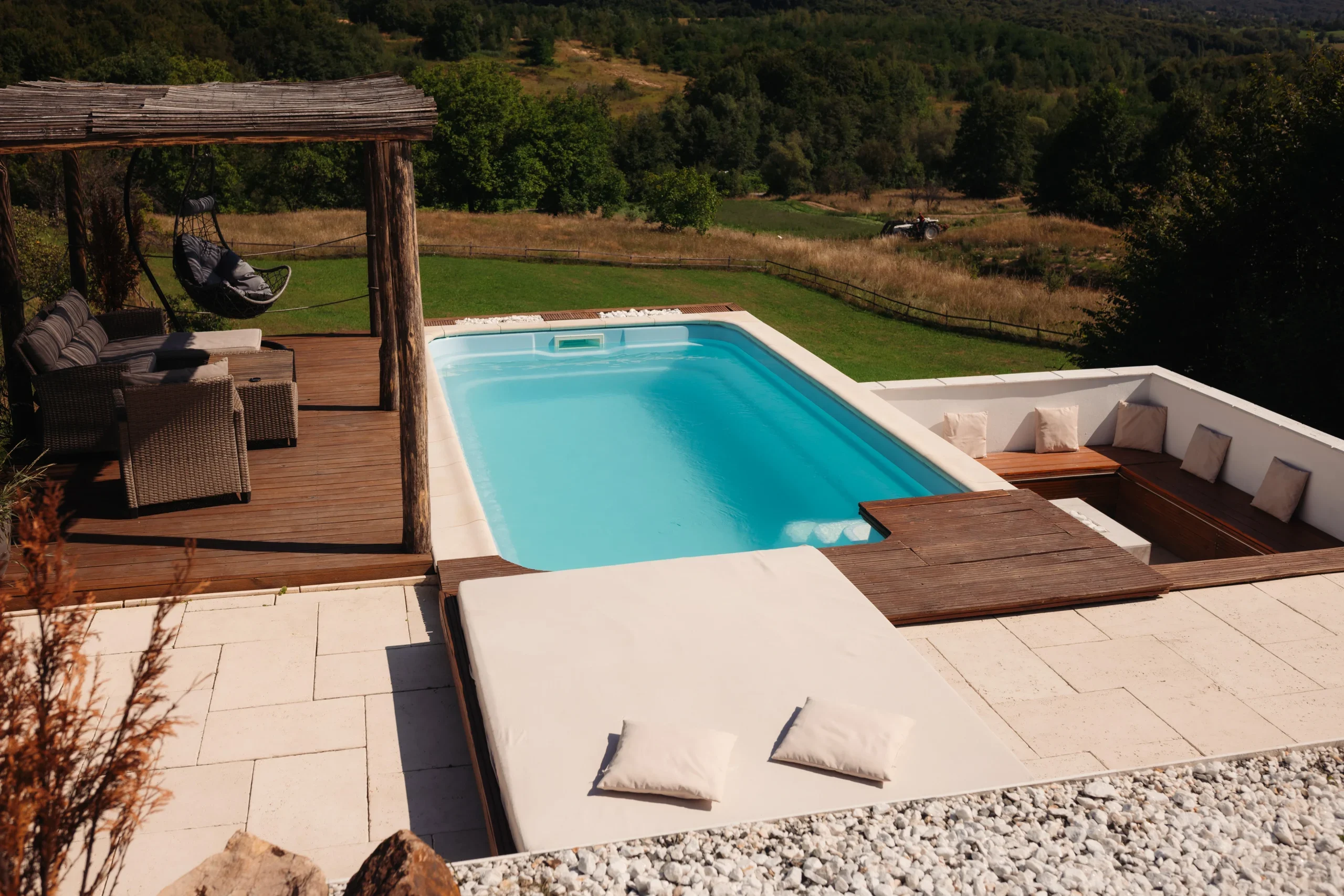 1_2 Piscina vazuta din fata cabanei