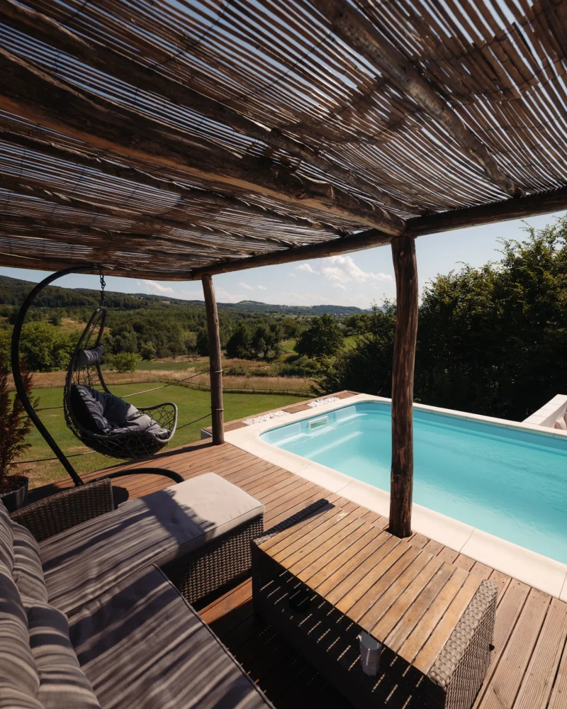 Privelistea din foisorul de langa piscina