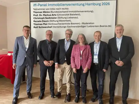 Ralf Schwarzhof bei der Expertenrunde „Neue Modelle im Immobilienverzehr“ auf der iff-Konferenz 2026 in Hamburg mit Vertretern aus Verbraucherschutz, Wissenschaft und Immobilienwirtschaft