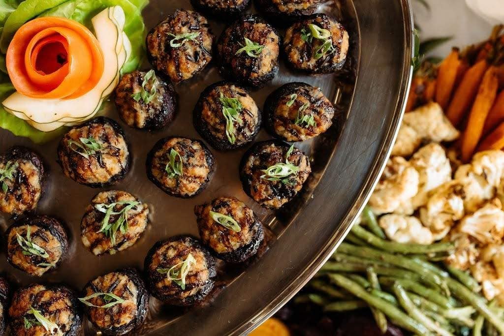 alt="Buffetpräsentation von Le Levant Catering Hamburg"