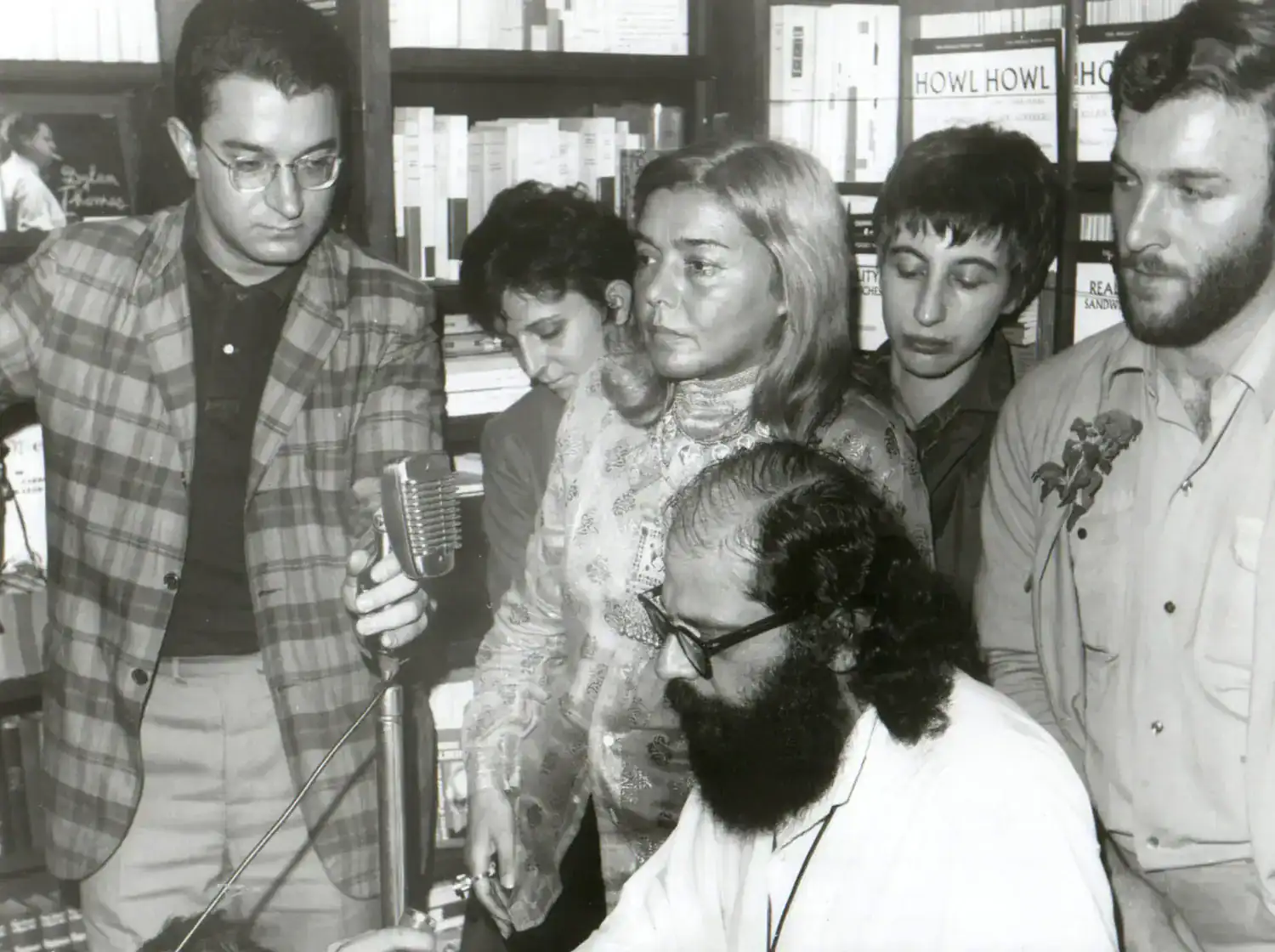 Allen Ginsberg legge alla libreria Hellas di Torino il 20 settembre 1967: a sinistra Angelo Pezzana con il microfono, al centro Fernanda Pivano
