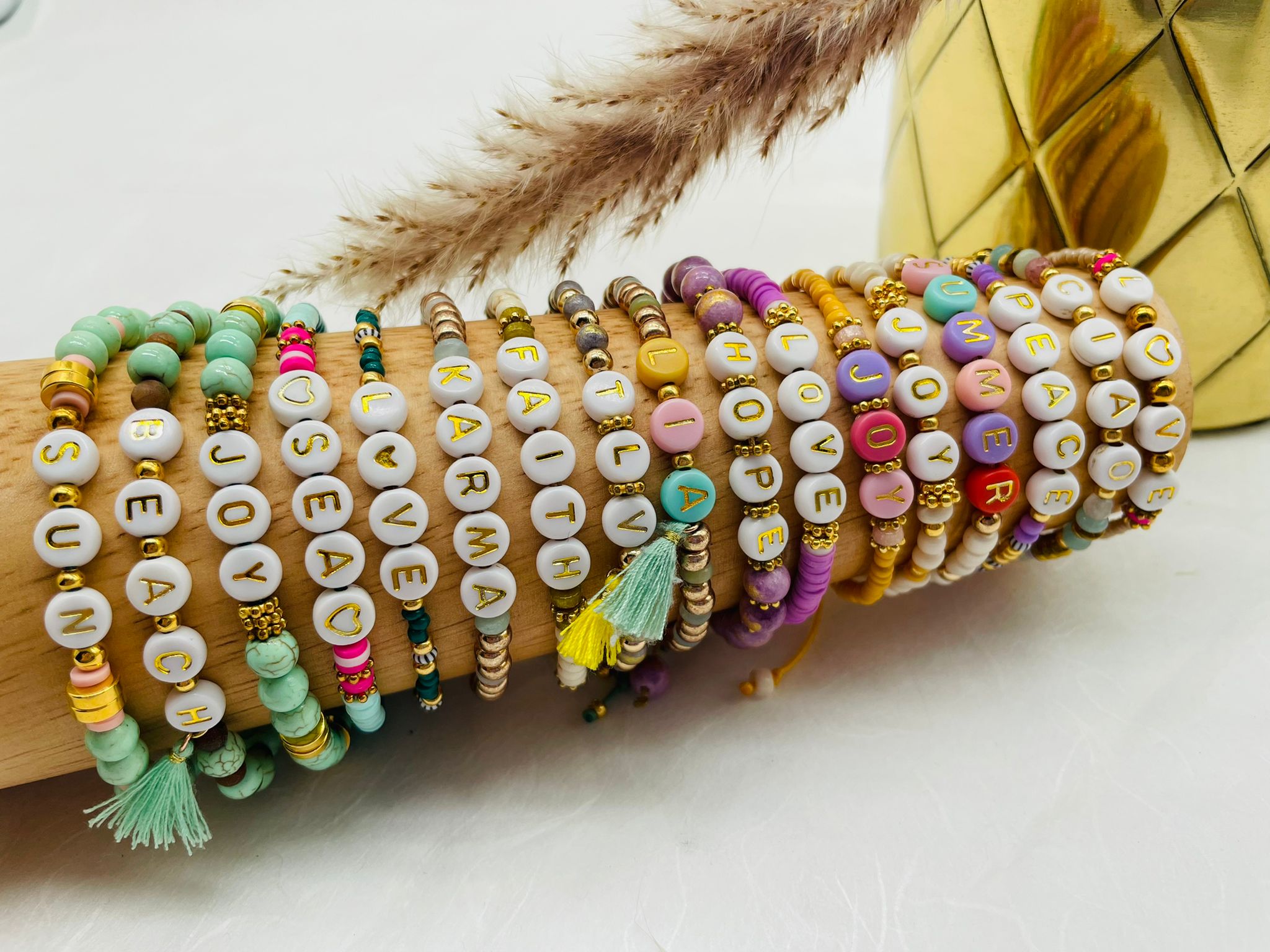 Mantra Armbänder mit Worten und Perlen