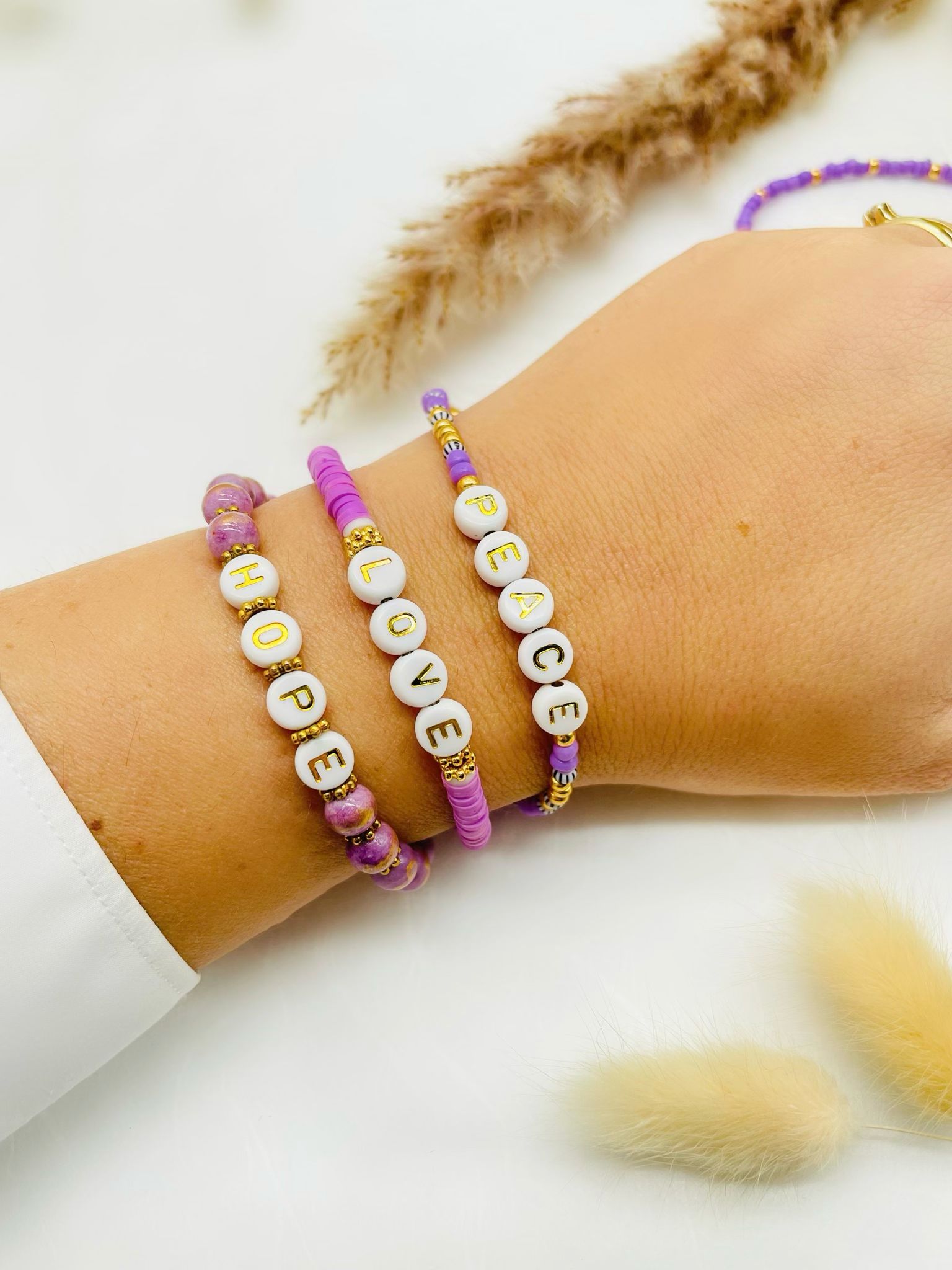 Armband mit Buchstaben weiss gold Buchstabenperlen
