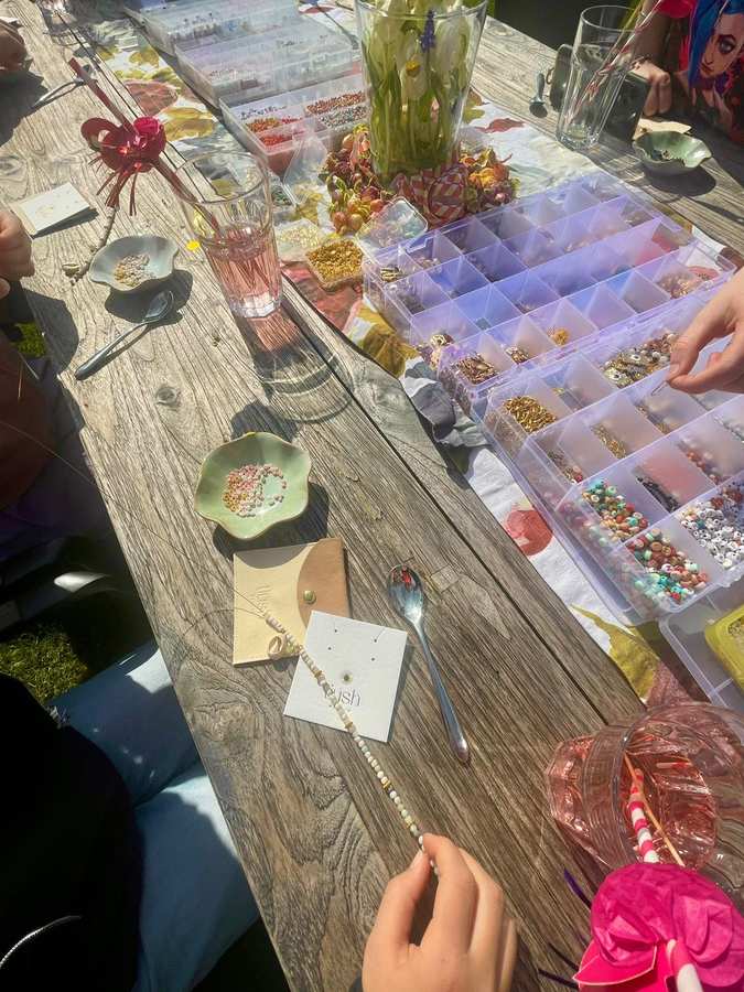 Schmuckparty Atmosphäre mit LIUSH Branding und Blumendeko