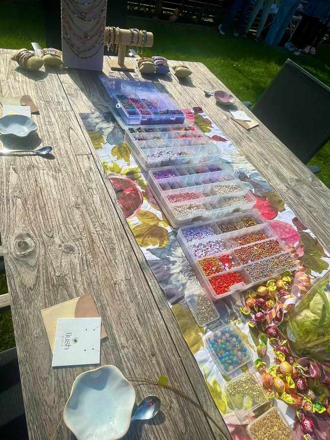 Schmuckparty Tischsetup mit Perlen und Perlenboxen bei LIUSH Berlin