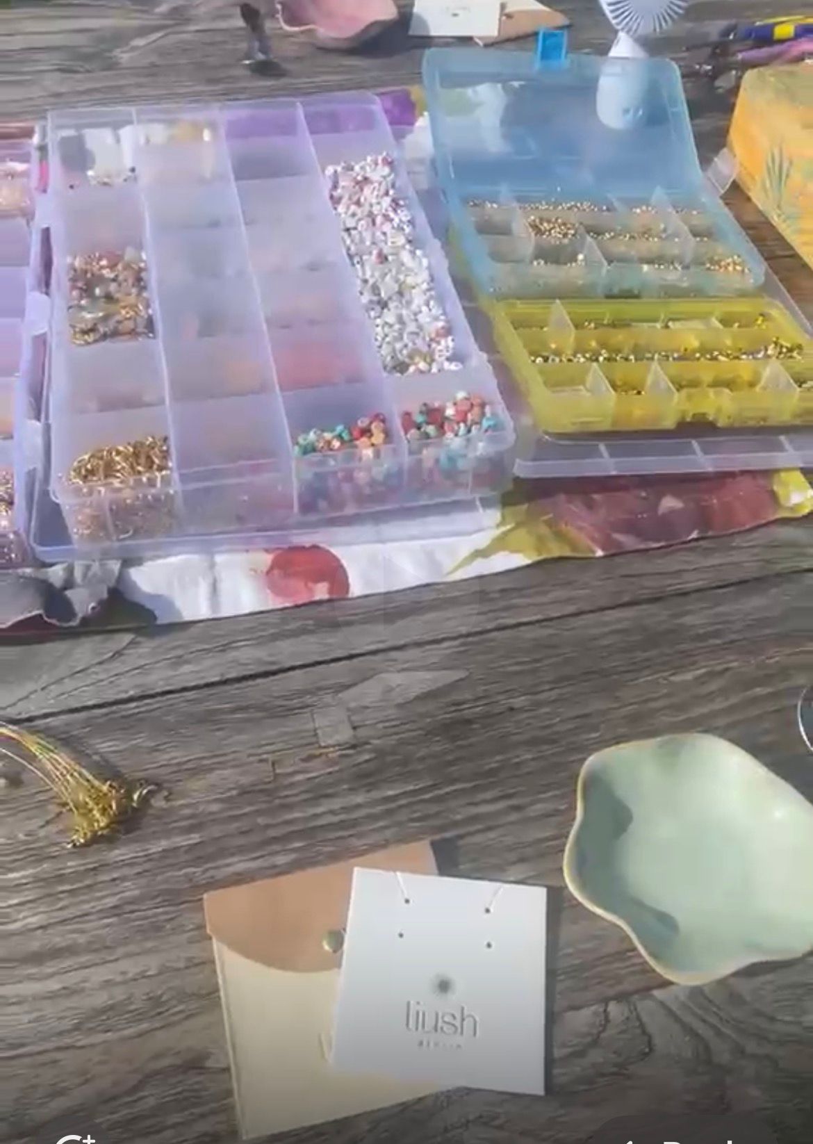 Kinder beim Schmuck basteln auf der Schmuckparty Berlin