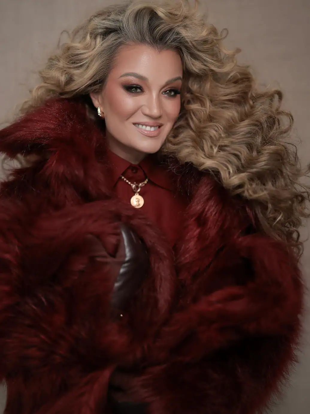 lizan-zondadh-bordeaux-luxe-faux-fur-coat-img1