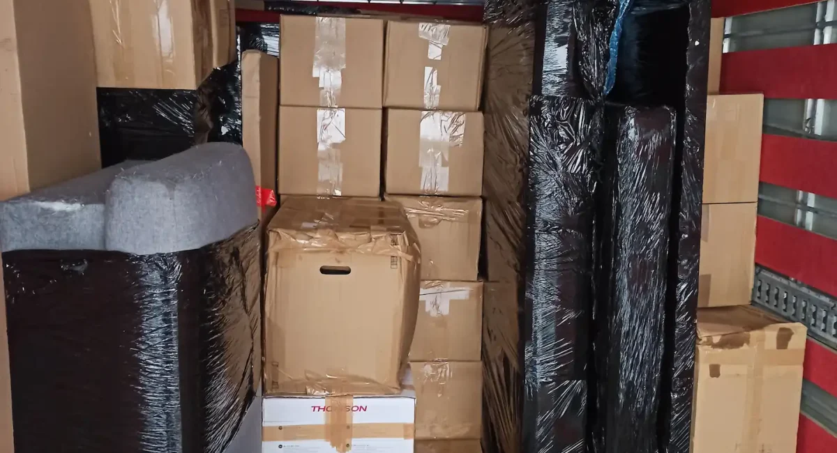 Chargement du camion de déménagement à Cholet – équipe Entre Nous