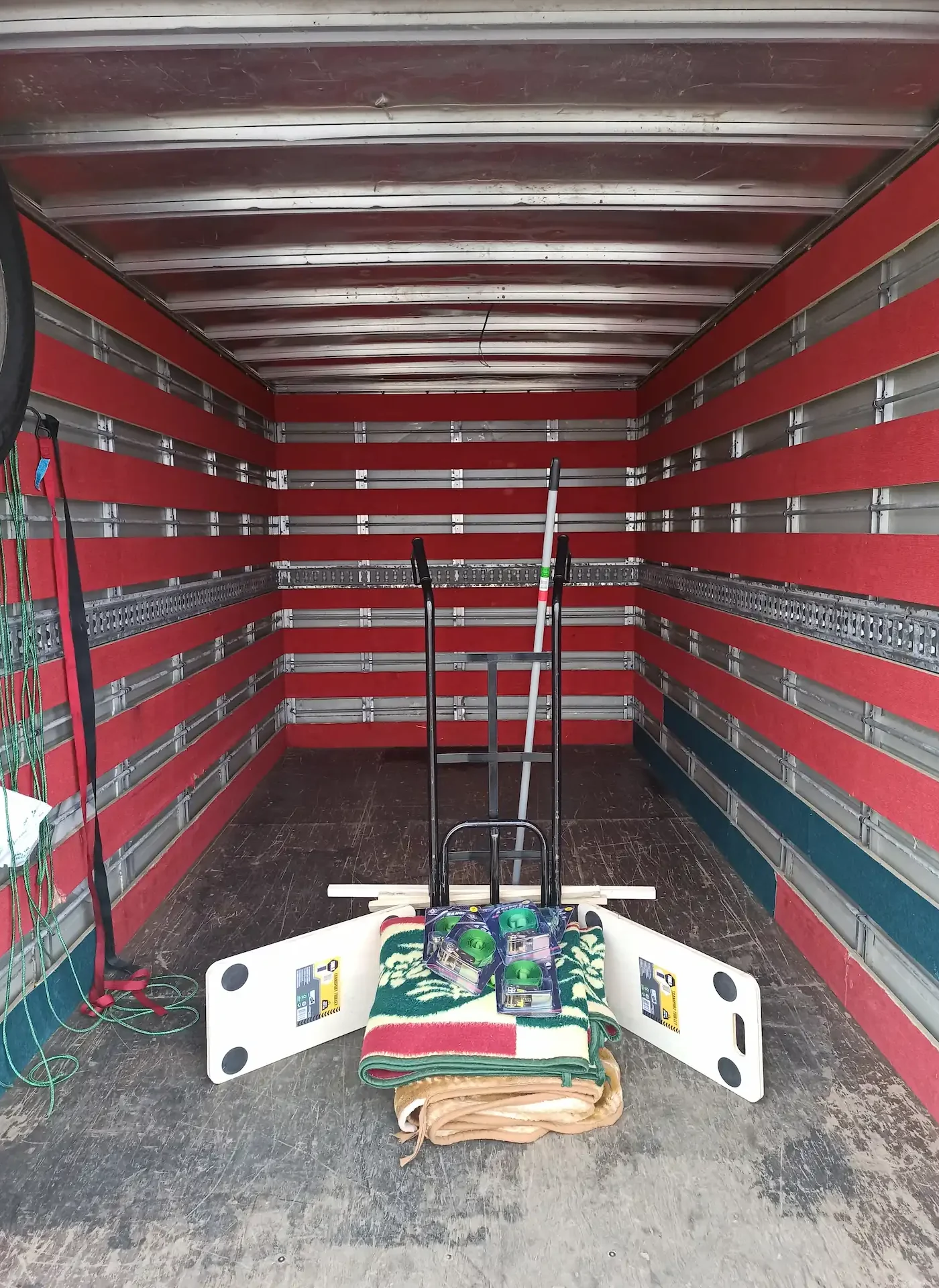 Intérieur du camion de déménagement – Entre Nous à Cholet