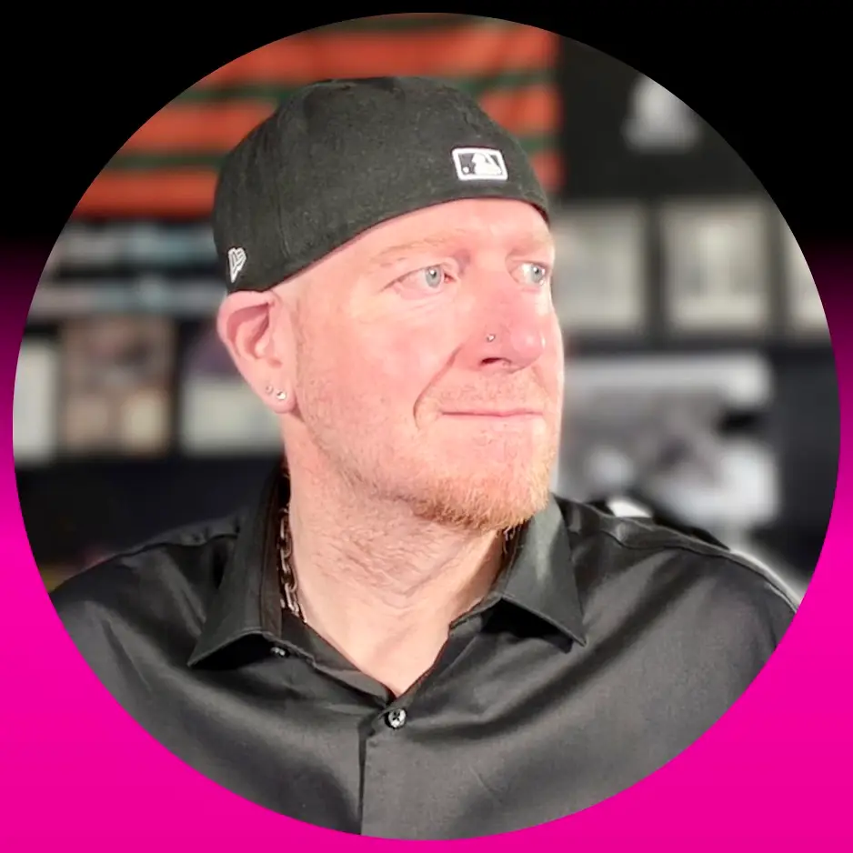 LI YT Profile Pic - Black and White Minimalist LinkedIn Profile Picture