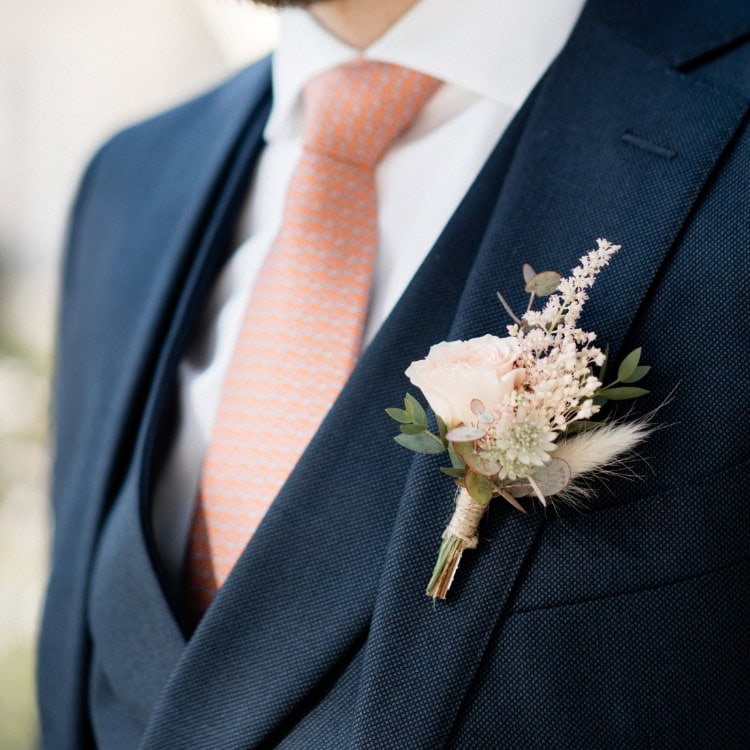 Matthieu a opté pour une boutonnière en accord avec le bouquet de sa femme.