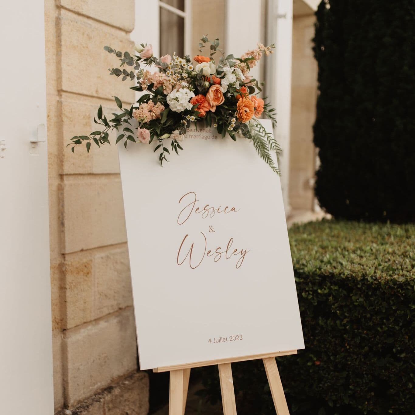 fleuriste-mariage-bordeaux-luxe-décor-floral-coloré-panneau-bienvenue