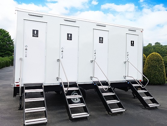Lux Dumps Trailer #5 4 Stall Private Exterior