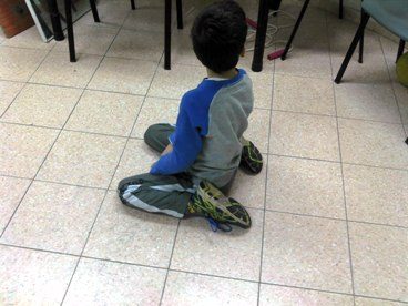 ישיבת-w-אצל-ילדים ישיבת w אצל ילדים, טיפול בהשלכות האורטופדיות השליליות