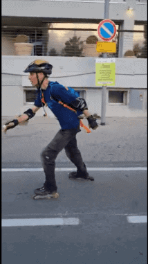 מדריך רולר בליידס/ מורה לרולרבליידס, מוטוריקל רולרבליידס! מדריך הרולרבליידס שלכם, בתמונה נוספת, רוכב על רול בליידס בהנאה רבה בשעות אחה"צ בטיילת ת"א. גם אתם יכולים!