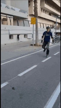 שיעור רולרבליידס תל אביב, לימוד רולר בליידס זה מוטוריקל מדריך הרולרס שלכם, אייל ציוני, "נותן בראש" על התענוג הגדול ביותר שלו (רולר בליידס כמובן) בשביל אופניים בטיילת של ת"א