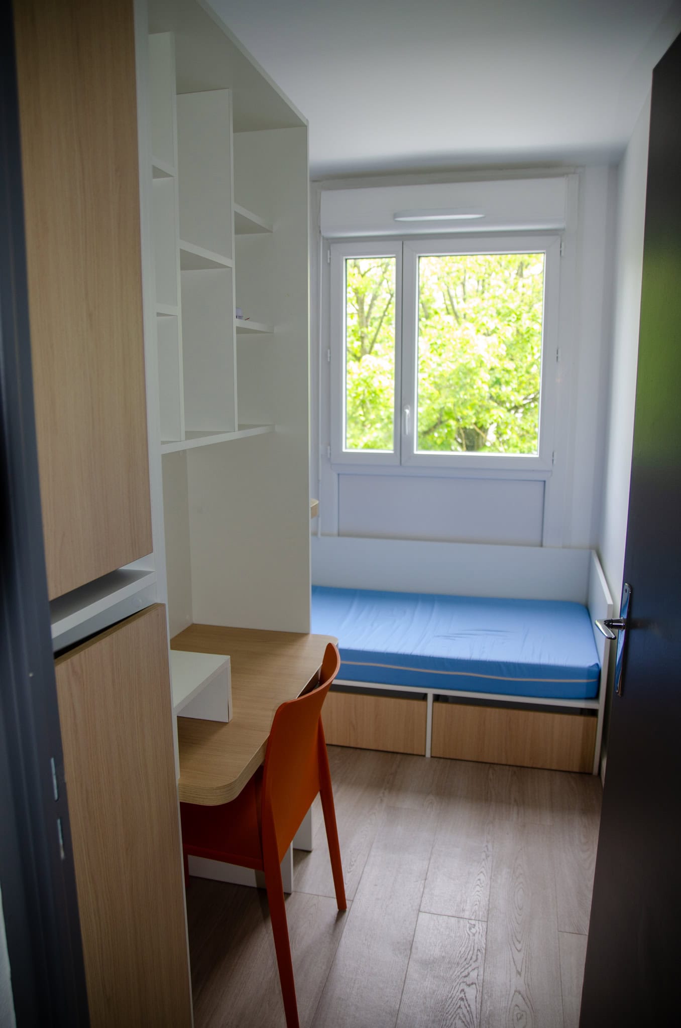 u2 studio bed and desk area