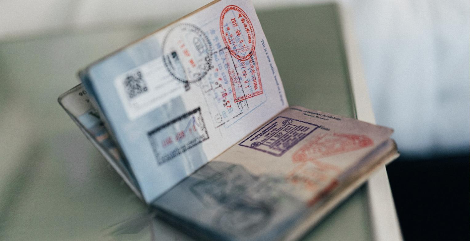 Passeport avec visa et tampons, illustrant les documents requis pour une assurance santé visa Schengen