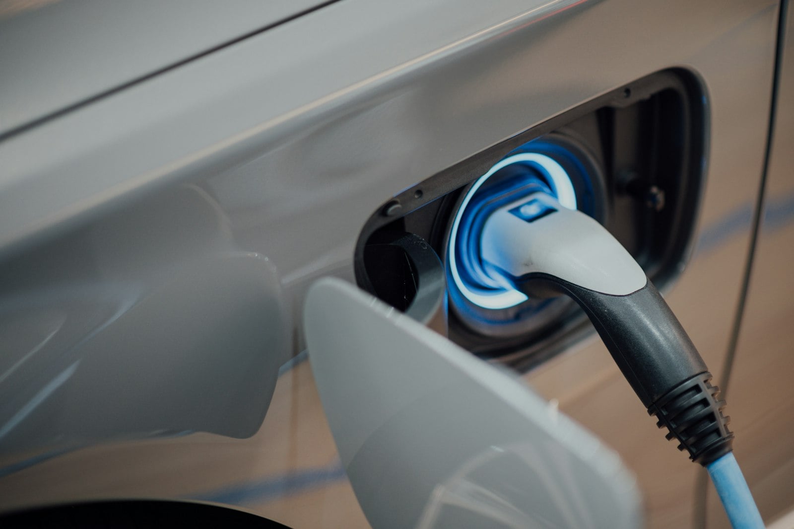 Câble de recharge branché sur un véhicule électrique de flotte professionnelle