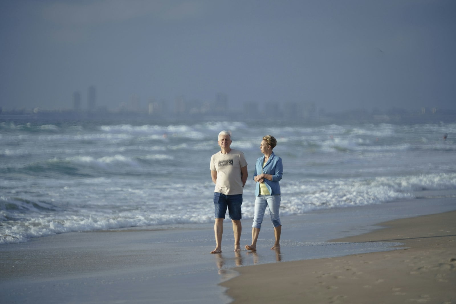 Couple de seniors sur une plage face à l’océan