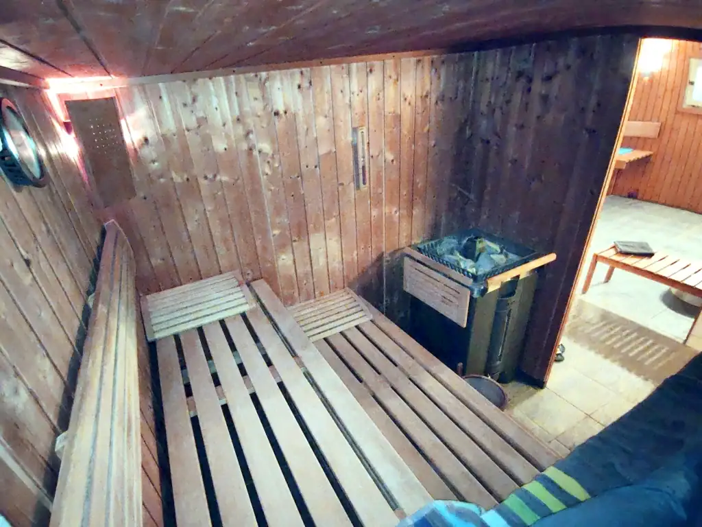 Kabine mit Ofen der Sauna von Manualis