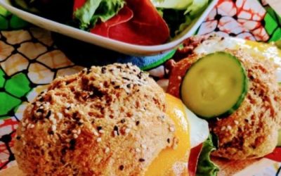 Burger maison diététique accompagné d'une salade