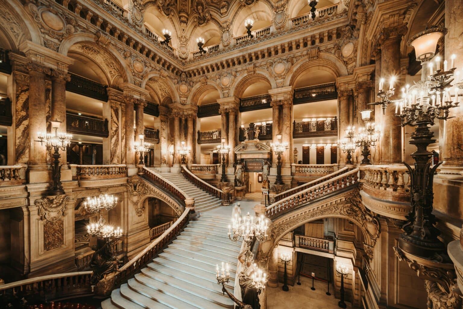 Grand escalier du Palais Garnier à Paris