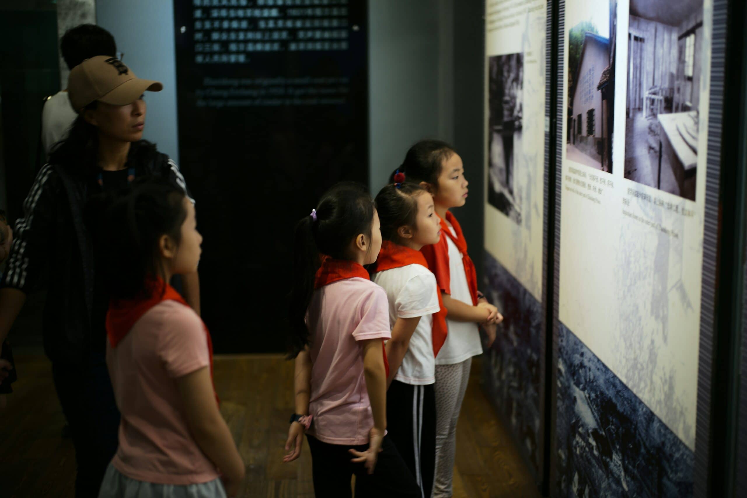 Enfant participant à un atelier dans un musée