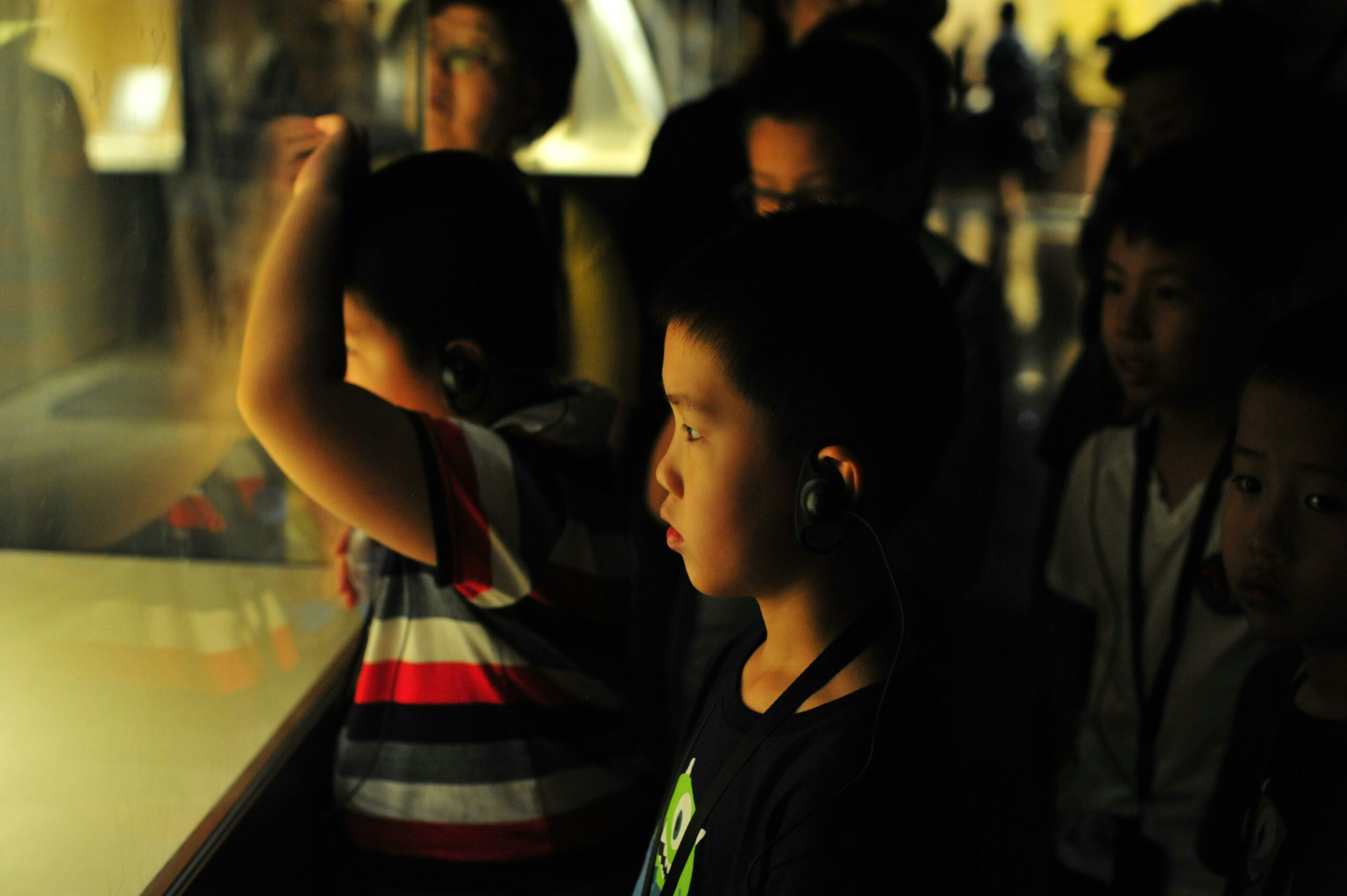 Enfants devant des œuvres dans un musée parisien