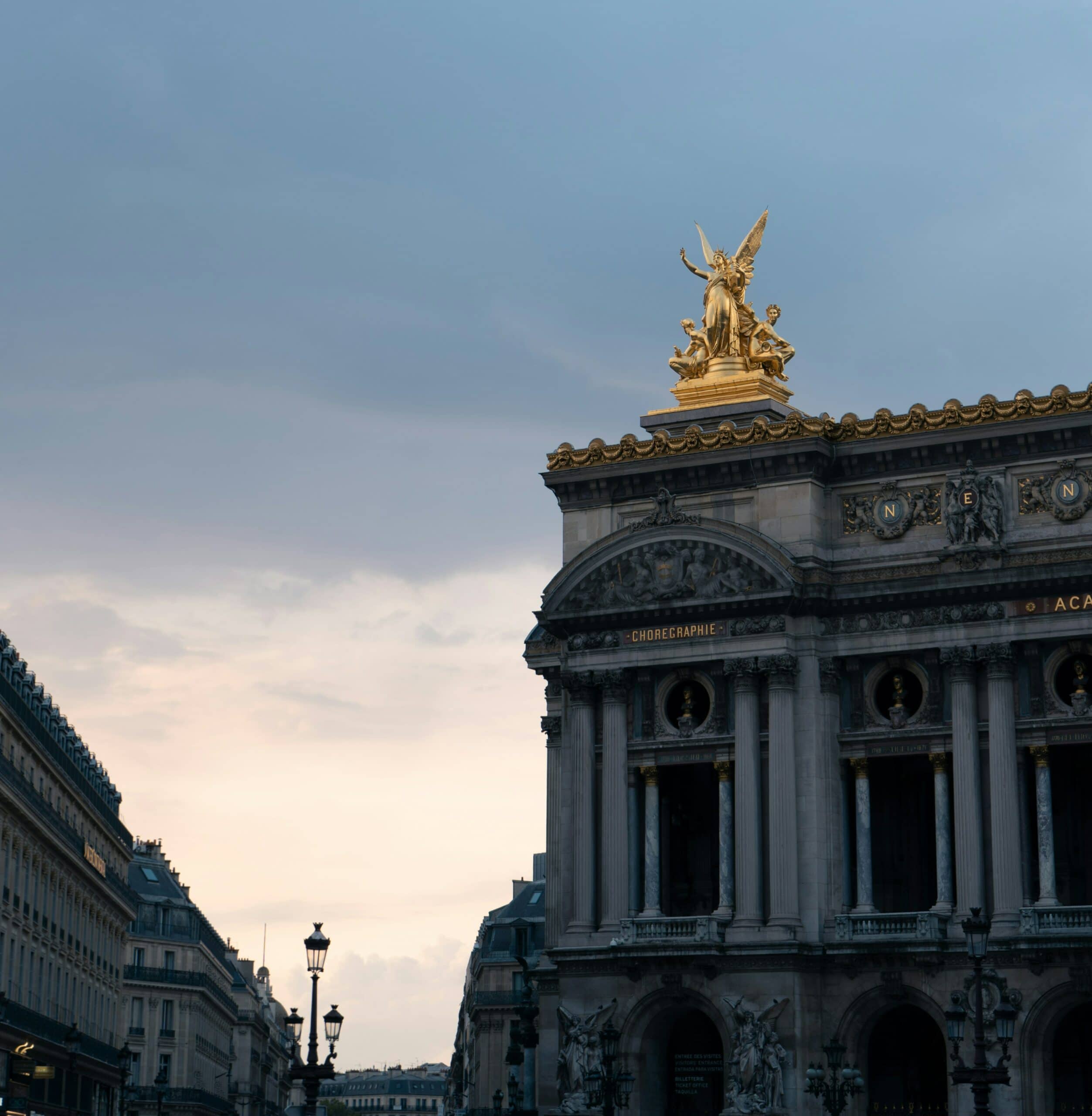 Le Palais Garnier vu du ciel au coucher du soleil